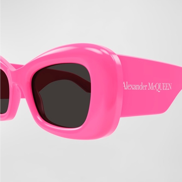 McQueen
Chunky Logo Acetate Cat-Eye Sunglasses
0321 - Picture 2 of 3